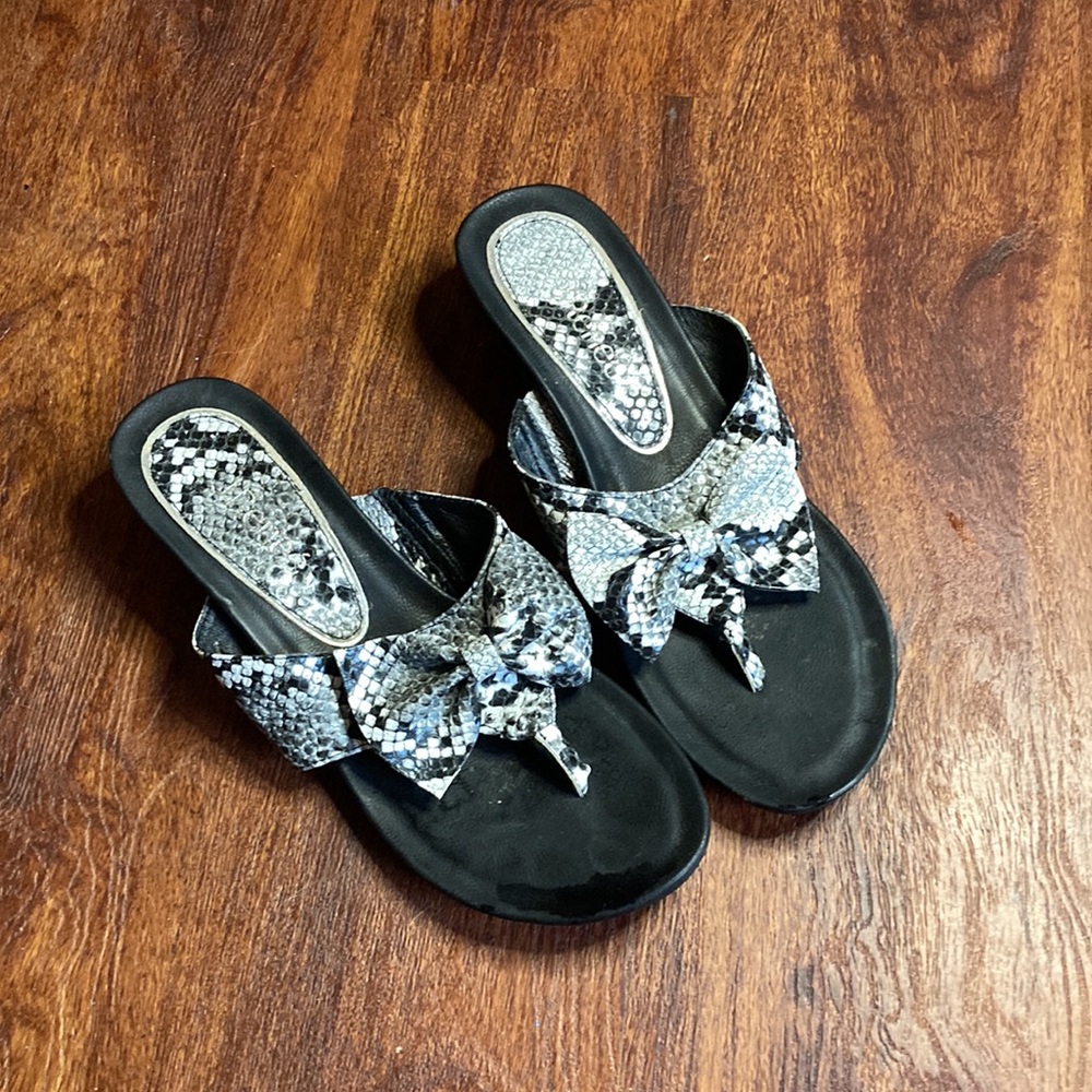JRenee Low heel bow faux snake J Renee wedge thong sandal size 8 excellent